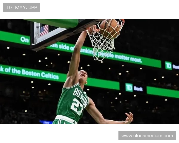 怀特无球跑动制造空位三分，拉开绿军进攻空间